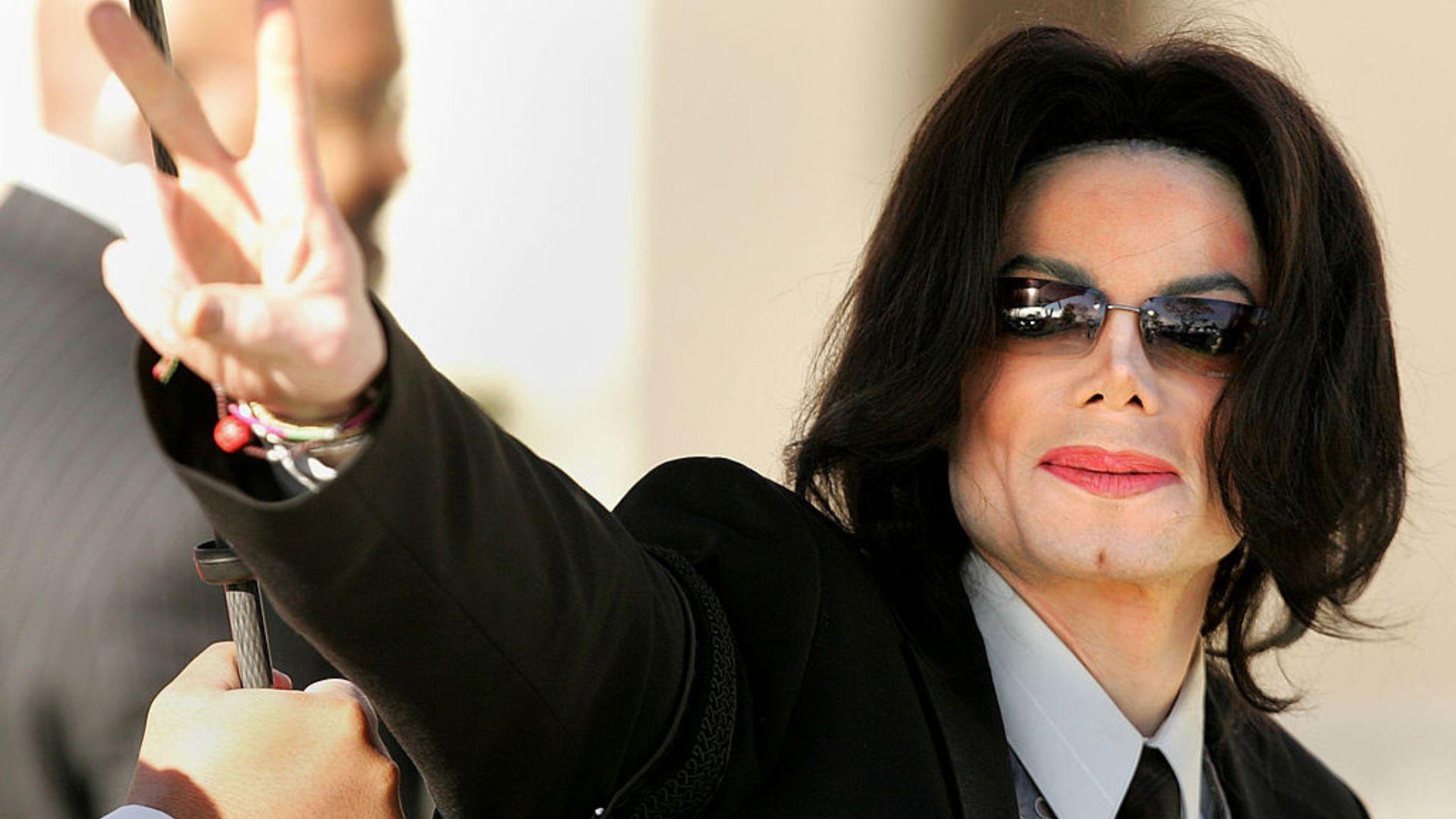 Por que o Michael Jackson ficou branco?